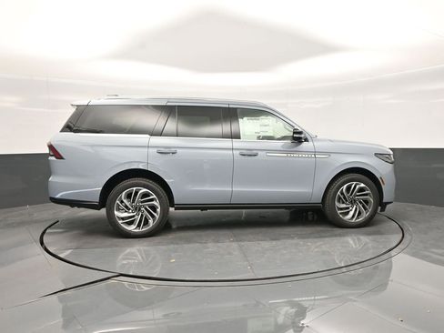 New 2025 Lincoln Navigator Reserve AWD/4WD image 16