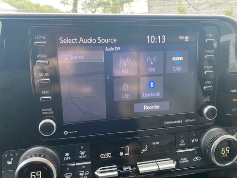 Used 2020 Toyota Highlander XLE AWD/4WD image 21