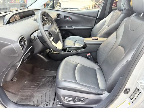 Used 2017 Toyota Prius Four w/ Premium Convenience Package FWD image 10