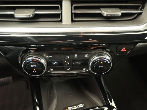 Used 2025 Chevrolet Trax RS w/ Sunroof Package FWD image 9