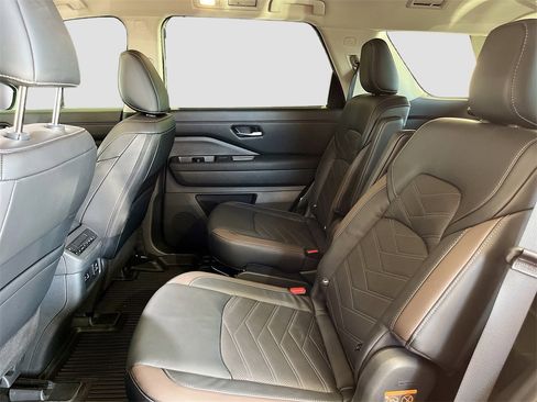 Used 2024 Nissan Pathfinder Platinum image 25