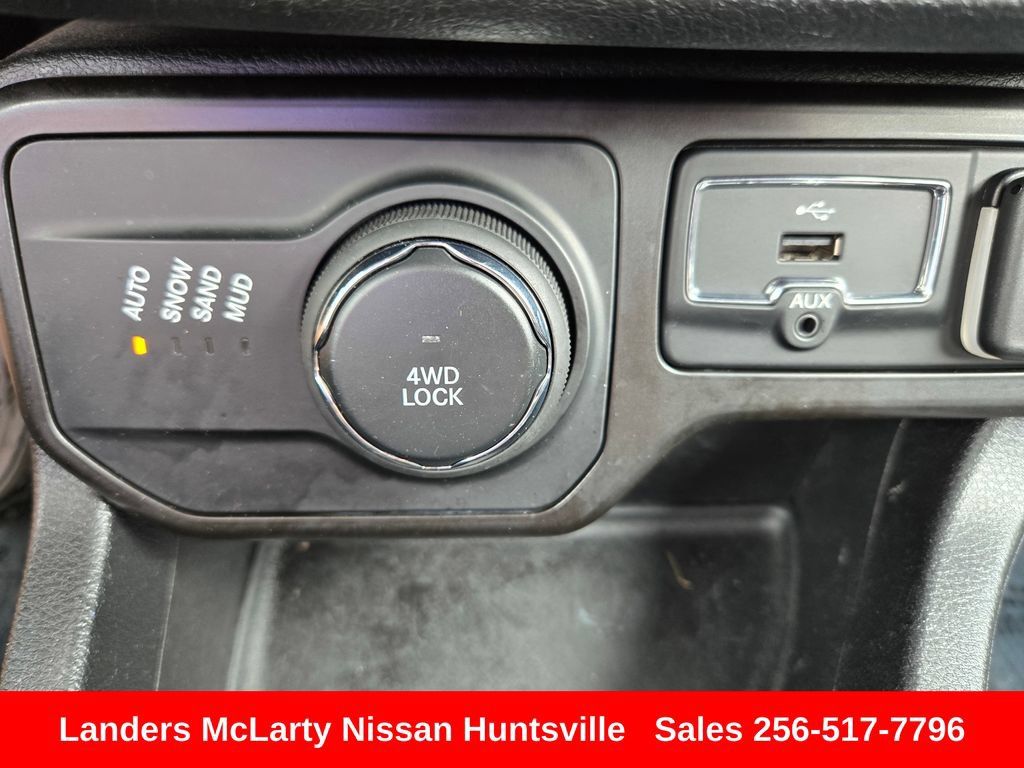 Used 2019 Jeep Renegade Latitude AWD/4WD image 21