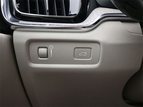 Used 2022 Volvo V60 T5 Cross Country w/ Advanced Package image 27