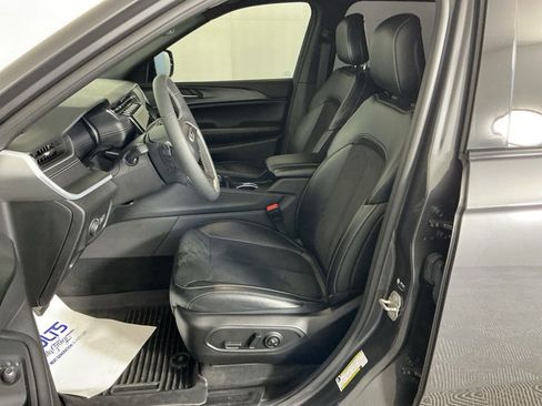 Used 2024 Jeep Grand Cherokee Altitude image 7