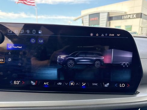 Used 2025 Chevrolet Traverse LT image 24