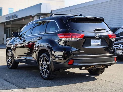 Used 2017 Toyota Highlander SE w/ Carpet Mat Package AWD/4WD image 4