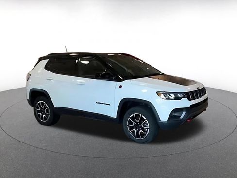 Used 2025 Jeep Compass Trailhawk AWD/4WD image 2