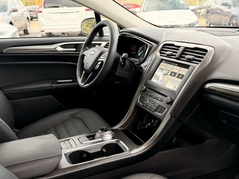 Used 2017 Ford Fusion SE w/ Equipment Group 602A FWD image 19