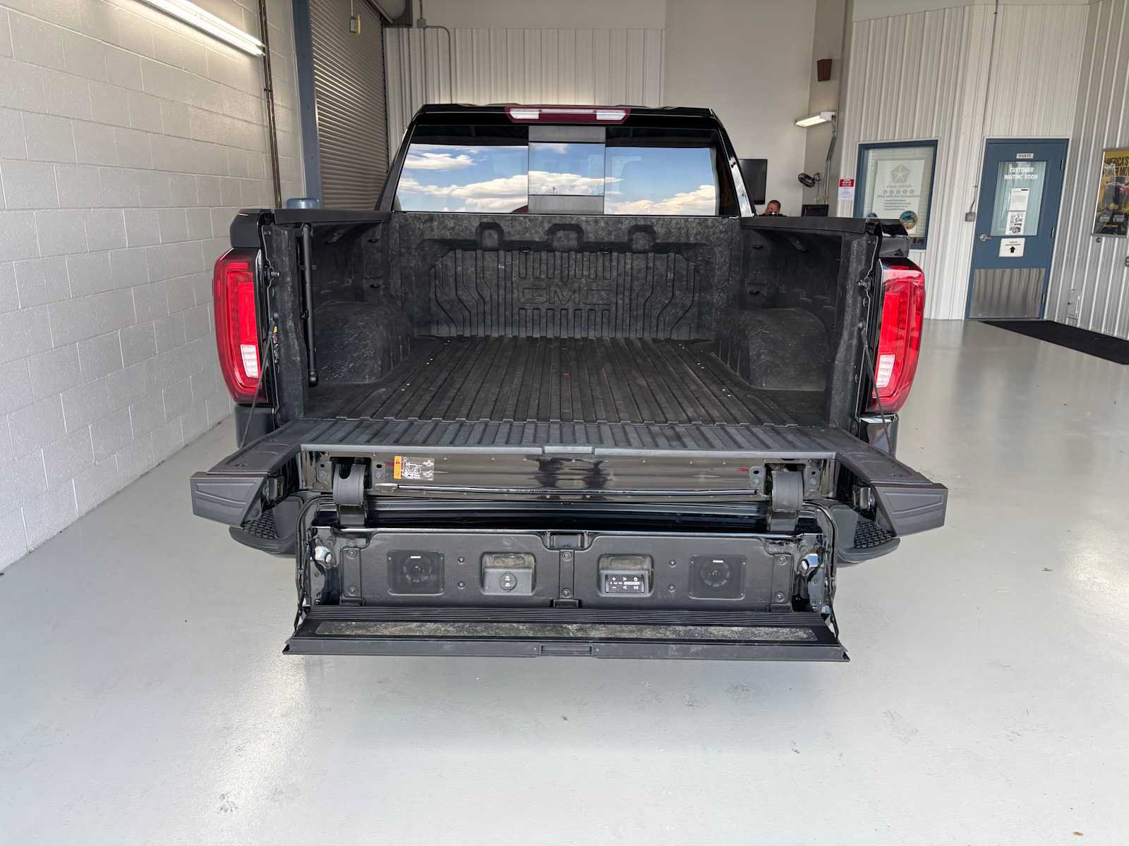 Used 2022 GMC Sierra 1500 AT4 w/ AT4 Premium Package AWD/4WD image 6
