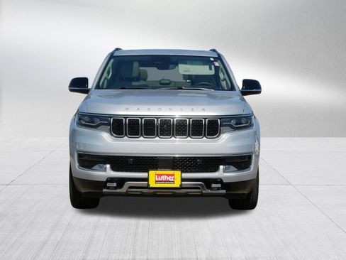 Used 2024 Jeep Wagoneer Series III w/ Premium Group I AWD/4WD image 2