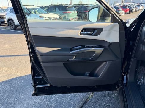 New 2026 Nissan Pathfinder SL image 12