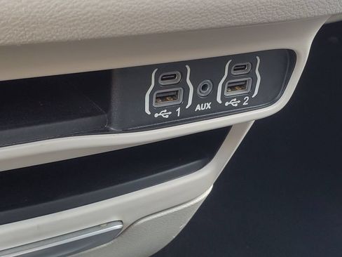 Used 2024 Chrysler Pacifica Touring-L FWD image 21