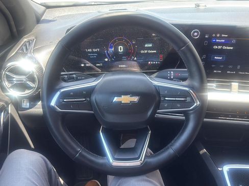 Used 2025 Chevrolet Equinox LT AWD/4WD image 14