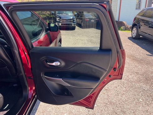 Used 2019 Jeep Cherokee Latitude Plus w/ Cold Weather Group image 16