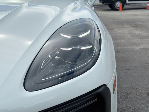 Used 2025 Porsche Macan AWD/4WD image 9