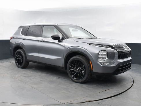 Used 2023 Mitsubishi Outlander SE image 1