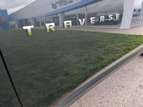 Used 2021 Chevrolet Traverse LT FWD image 3