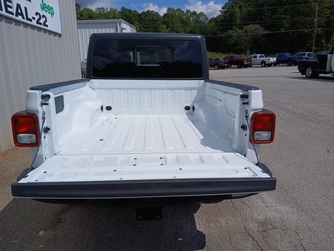 New 2025 Jeep Gladiator Sport image 6