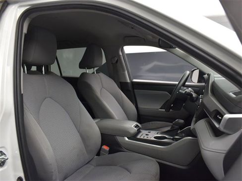 Used 2023 Toyota Highlander L image 13