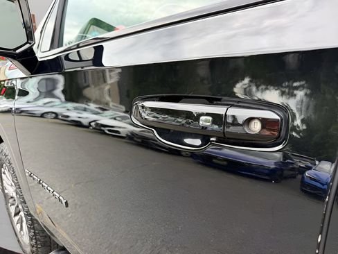 Used 2025 Chevrolet Suburban Z71 AWD/4WD image 14