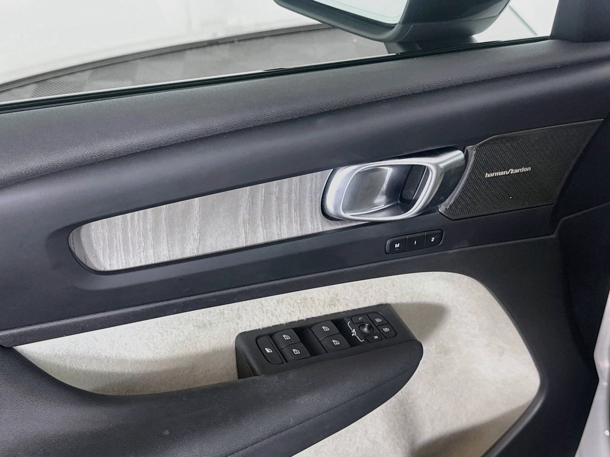 Used 2023 Volvo XC40 B4 Ultimate FWD image 15