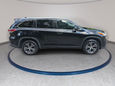 Used 2016 Toyota Highlander XLE FWD image 4