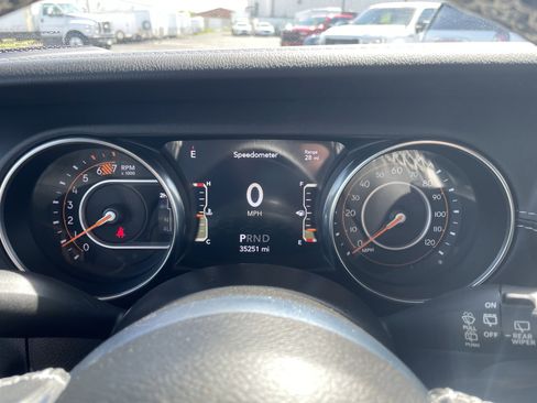 Used 2021 Jeep Wrangler Unlimited Sahara w/ Uconnect 4C Nav & Sound Group AWD/4WD image 18