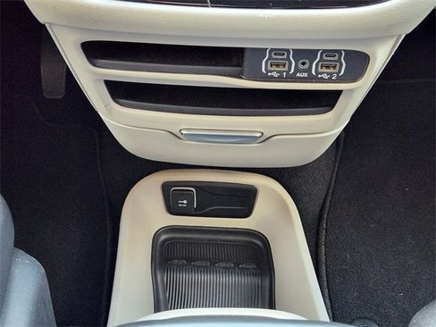 Certified 2024 Chrysler Pacifica Touring-L image 18