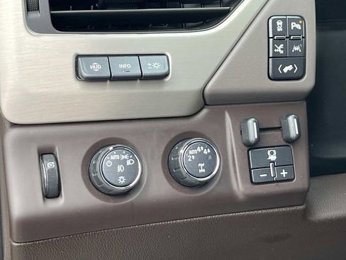 Used 2020 GMC Yukon XL Denali w/ Denali Premium Package image 29