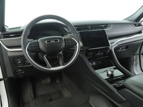 Used 2023 Jeep Grand Cherokee Altitude AWD/4WD image 2