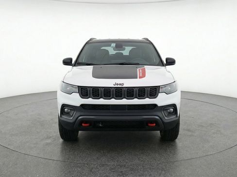 Used 2025 Jeep Compass Trailhawk AWD/4WD image 2