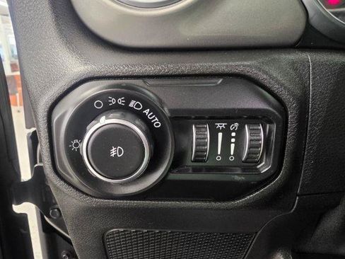 Used 2019 Jeep Wrangler Unlimited Sahara AWD/4WD image 15
