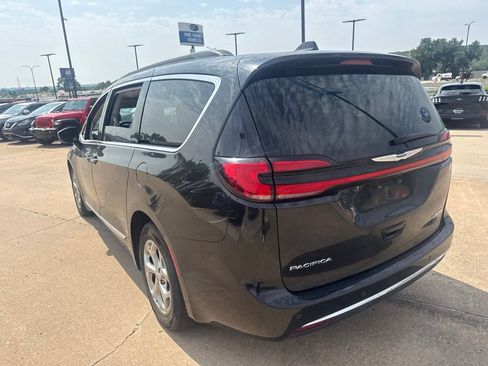 Used 2023 Chrysler Pacifica Limited FWD image 5