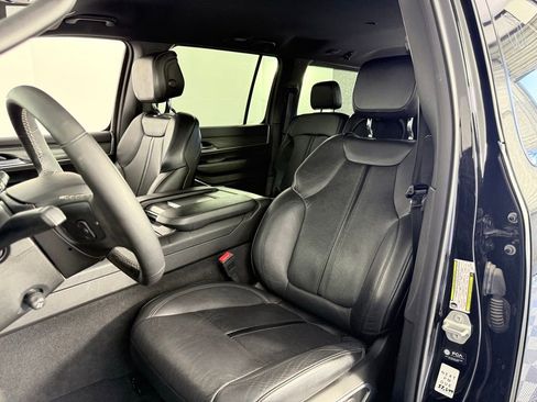 Used 2024 Jeep Wagoneer L Series II image 11