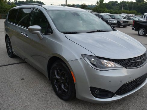 Used 2019 Chrysler Pacifica Touring-L Plus w/ Advanced Safetytec Group image 4