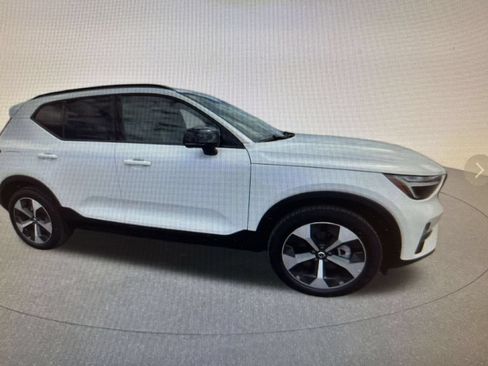 Used 2024 Volvo XC40 B5 Core AWD/4WD image 6