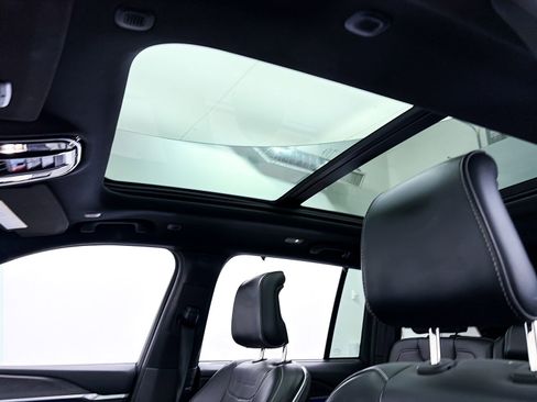 Used 2022 Jeep Grand Cherokee Overland w/ Luxury Tech Group IV image 4