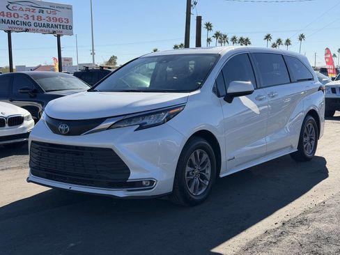 Used 2021 Toyota Sienna XLE image 2