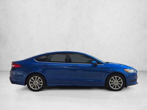 Used 2017 Ford Fusion SE w/ Fusion SE Technology Package image 4