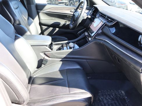 Used 2022 Jeep Grand Cherokee Overland w/ Advanced Protech Group III image 12