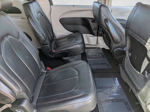Used 2017 Chrysler Pacifica Touring-L FWD image 28