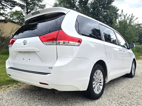 Used 2012 Toyota Sienna XLE w/ Entertainment Pkg FWD image 10