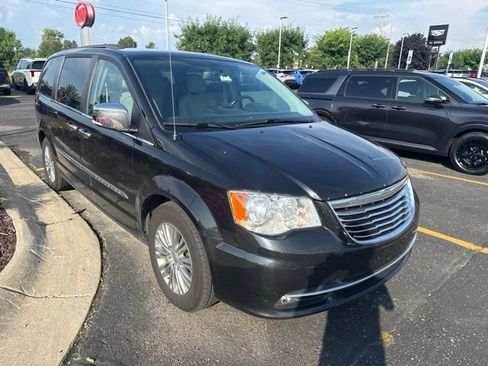 Used 2016 Chrysler Town & Country Touring-L FWD image 1