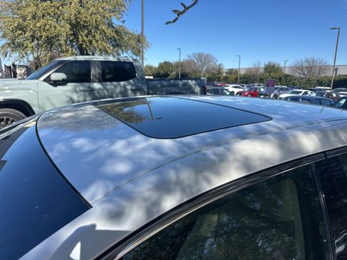 Used 2016 Toyota Avalon XLE Premium image 4