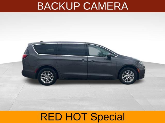 Used 2023 Chrysler Pacifica Touring-L FWD image 8