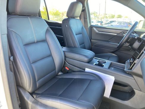 Used 2024 GMC Acadia Elevation image 28