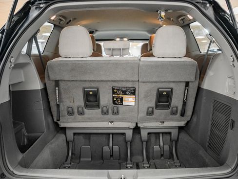 Used 2020 Toyota Sienna L image 17