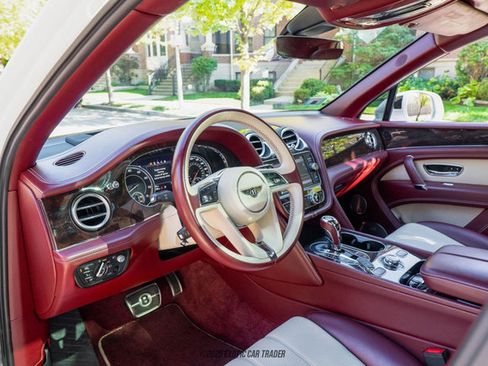 Used 2019 Bentley Bentayga image 81