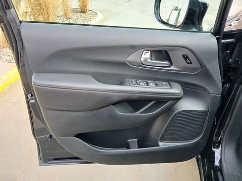 New 2026 Chrysler Pacifica Select image 11