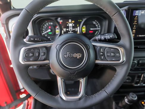 Used 2025 Jeep Wrangler Unlimited Sahara image 15